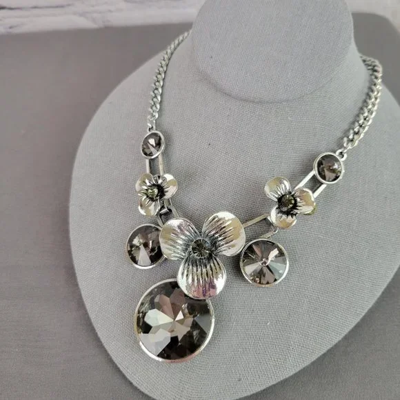 Chunky Silver Flower & Faceted Gray Rhinestone Necklace - Picture 2 of 12